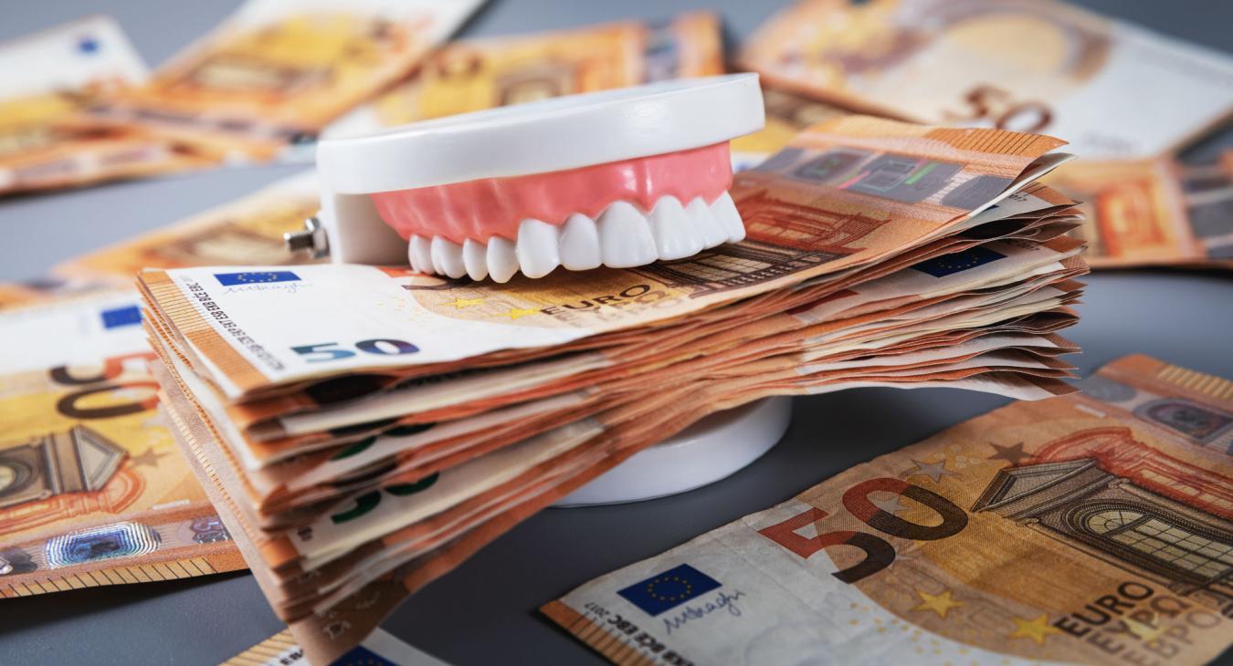 Image représentant le coût moyen d'un appareil dentaire et son impact financier sur le patient.