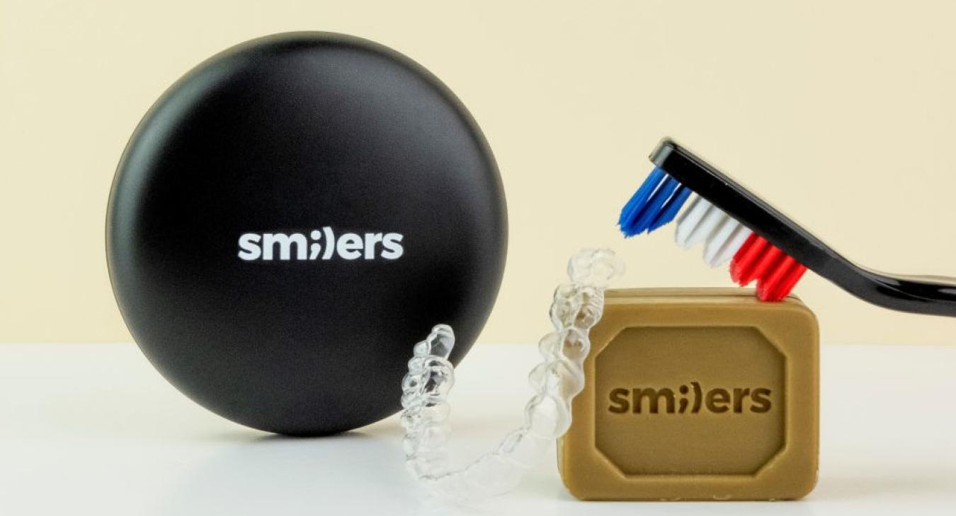 Image illustrant la bataille entre Smilers et Invisalign dans le domaine des aligneurs dentaires.